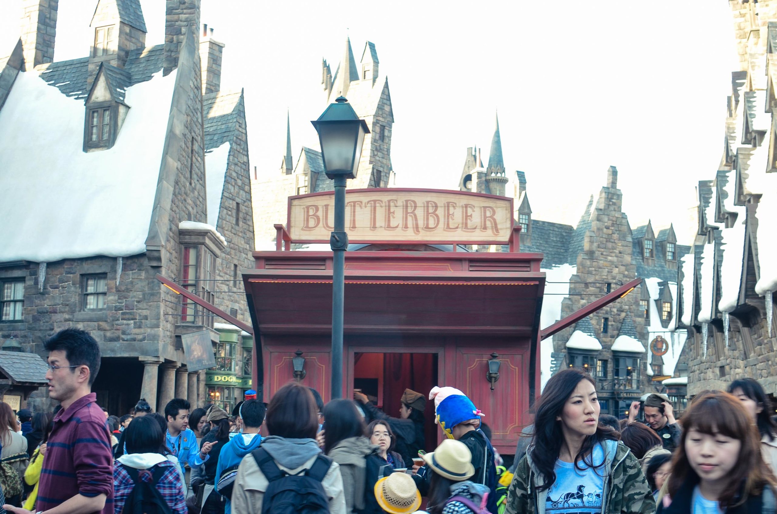 people lining up for Butterbeer